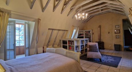 Demeure périgordine rénovée avec piscine et jardin clos dans village avec commerces.