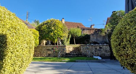Demeure périgordine rénovée avec piscine et jardin clos dans village avec commerces.