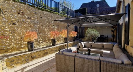 Demeure périgordine rénovée avec piscine et jardin clos dans village avec commerces.