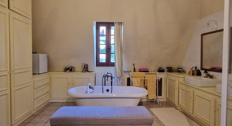 Demeure périgordine rénovée avec piscine et jardin clos dans village avec commerces.