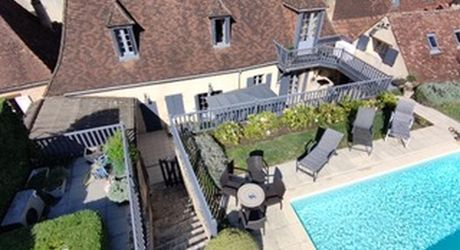 Renovated Périgord House with swimming pool and enclosed garden in a village with shops.