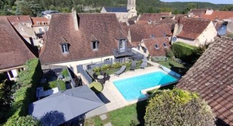 Renovated Périgord House with swimming pool and enclosed garden in a village with shops.