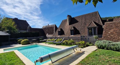Demeure périgordine rénovée avec piscine et jardin clos dans village avec commerces.