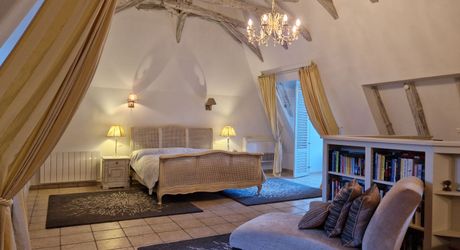 EXCLUSIVE LABEL PIERRES Renovated Périgord House with swimming pool and enclosed garden in a village with shops.