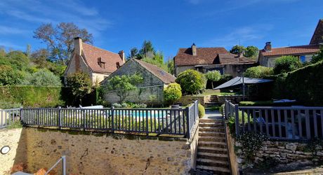 Demeure périgordine rénovée avec piscine et jardin clos dans village avec commerces.