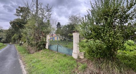 Maison de plain-pied avec grand terrain et ancien séchoir à tabac