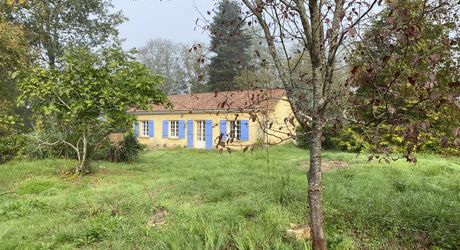 Maison de plain-pied avec grand terrain et ancien séchoir à tabac