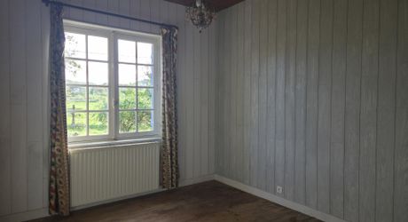 Maison de plain-pied avec grand terrain et ancien séchoir à tabac