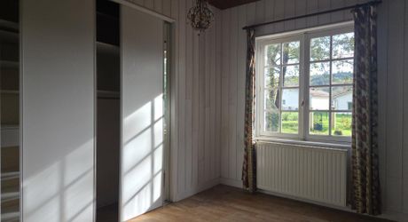 Maison de plain-pied avec grand terrain et ancien séchoir à tabac