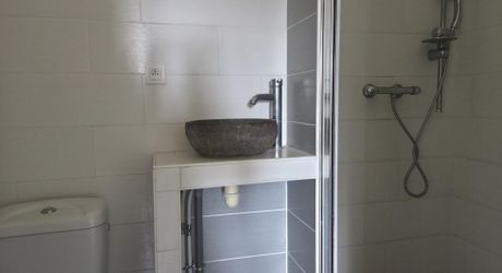 Maison de plain-pied avec grand terrain et ancien séchoir à tabac