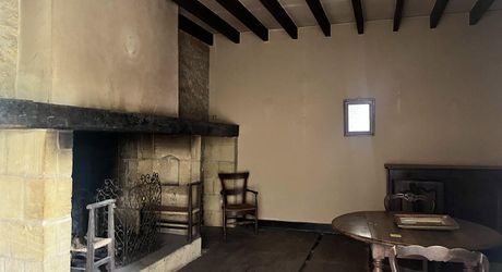 Maison de plain-pied avec grand terrain et ancien séchoir à tabac