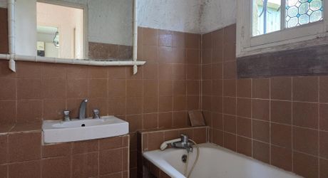 Maison de plain-pied avec grand terrain et ancien séchoir à tabac