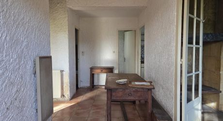 Maison de plain-pied avec grand terrain et ancien séchoir à tabac