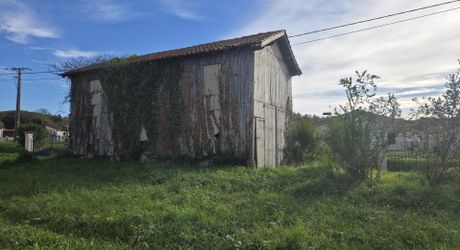 Maison de plain-pied avec grand terrain et ancien séchoir à tabac