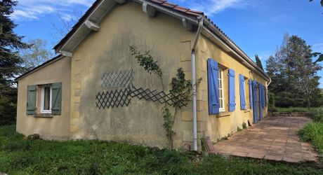 Maison de plain-pied avec grand terrain et ancien séchoir à tabac