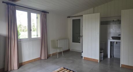 Maison de plain-pied avec grand terrain et ancien séchoir à tabac