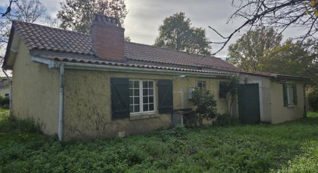 Maison de plain-pied avec grand terrain et ancien séchoir à tabac