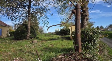 Maison de plain-pied avec grand terrain et ancien séchoir à tabac