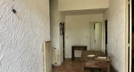 Maison de plain-pied avec grand terrain et ancien séchoir à tabac