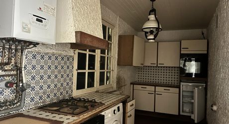 Maison de plain-pied avec grand terrain et ancien séchoir à tabac