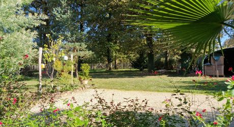 Atypique ancien hangar à tabac rénové dans bel environnement