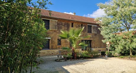 Atypique ancien hangar à tabac rénové dans bel environnement