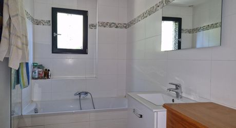 Atypique ancien hangar à tabac rénové dans bel environnement