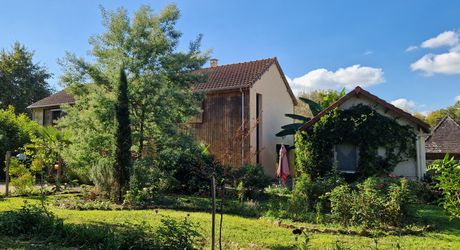 Atypique ancien hangar à tabac rénové dans bel environnement