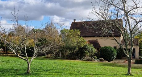 Perigordine sur hauteur avec vue degagée sur la Vallée.