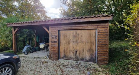 Perigordine sur hauteur avec vue degagée sur la Vallée.