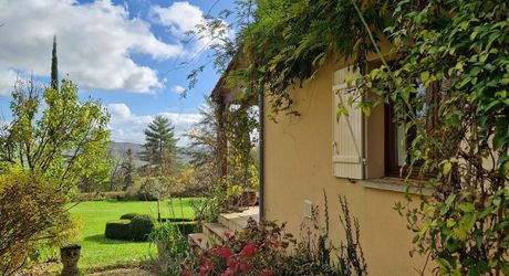 Perigordine sur hauteur avec vue degagée sur la Vallée.
