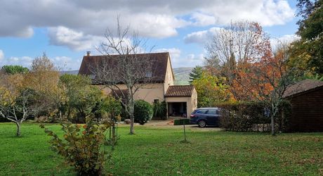 Perigordine sur hauteur avec vue degagée sur la Vallée.