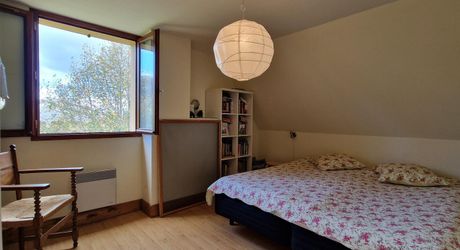 Perigordine sur hauteur avec vue degagée sur la Vallée.