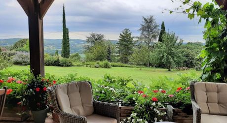 Perigordine sur hauteur avec vue degagée sur la Vallée.