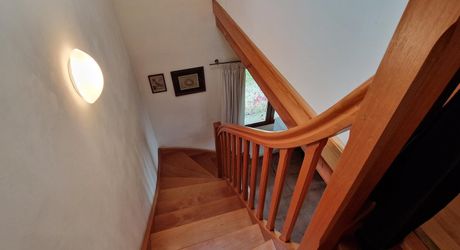 Perigordine sur hauteur avec vue degagée sur la Vallée.