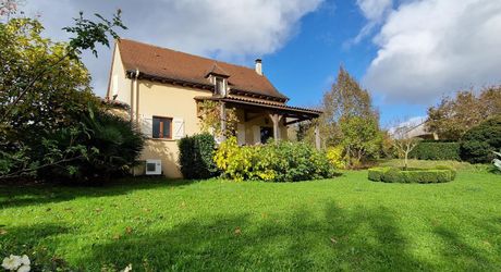Perigordine sur hauteur avec vue degagée sur la Vallée.