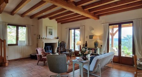 Perigordine sur hauteur avec vue degagée sur la Vallée.