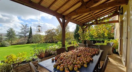 Perigordine sur hauteur avec vue degagée sur la Vallée.