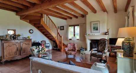 Perigordine sur hauteur avec vue degagée sur la Vallée.