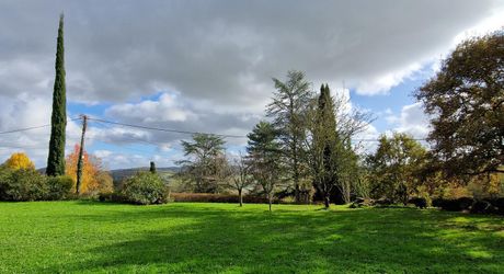Perigordine sur hauteur avec vue degagée sur la Vallée.