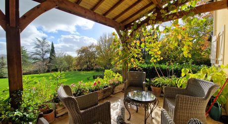 Perigordine sur hauteur avec vue degagée sur la Vallée.