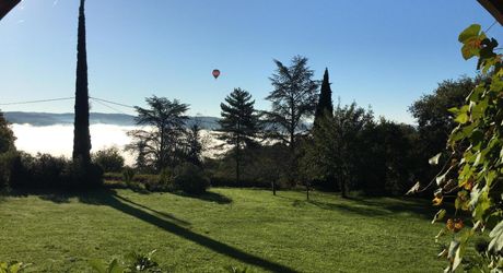 Perigordine sur hauteur avec vue degagée sur la Vallée.