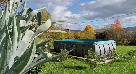 Perigordine sur hauteur avec vue degagée sur la Vallée.