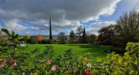 Perigordine sur hauteur avec vue degagée sur la Vallée.