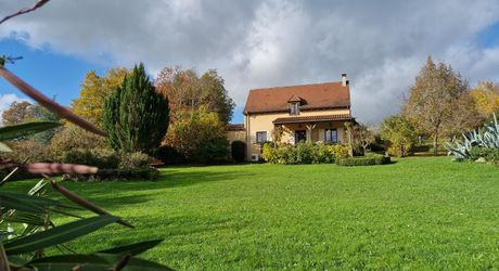 Perigordine sur hauteur avec vue degagée sur la Vallée.