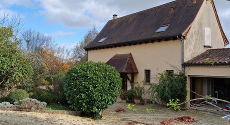 Perigordine sur hauteur avec vue degagée sur la Vallée.
