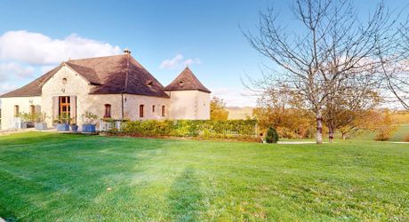 Propriété d'exception en Périgord Noir avec vue époustouflante, chambres d'hôtes, gîte, piscine et 27 hectares de forêts et prairies