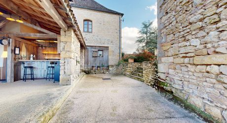 Propriété d'exception en Périgord Noir avec vue époustouflante, chambres d'hôtes, gîte, piscine et 27 hectares de forêts et prairies