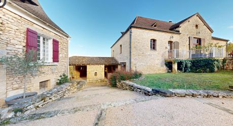 Propriété d'exception en Périgord Noir avec vue époustouflante, chambres d'hôtes, gîte, piscine et 27 hectares de forêts et prairies