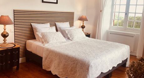 Propriété d'exception en Périgord Noir avec vue époustouflante, chambres d'hôtes, gîte, piscine et 27 hectares de forêts et prairies